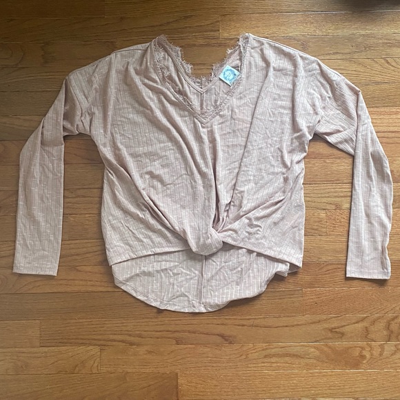 BRAND NEW Francesca’s Light Pink Long Sleeve - Picture 2 of 2